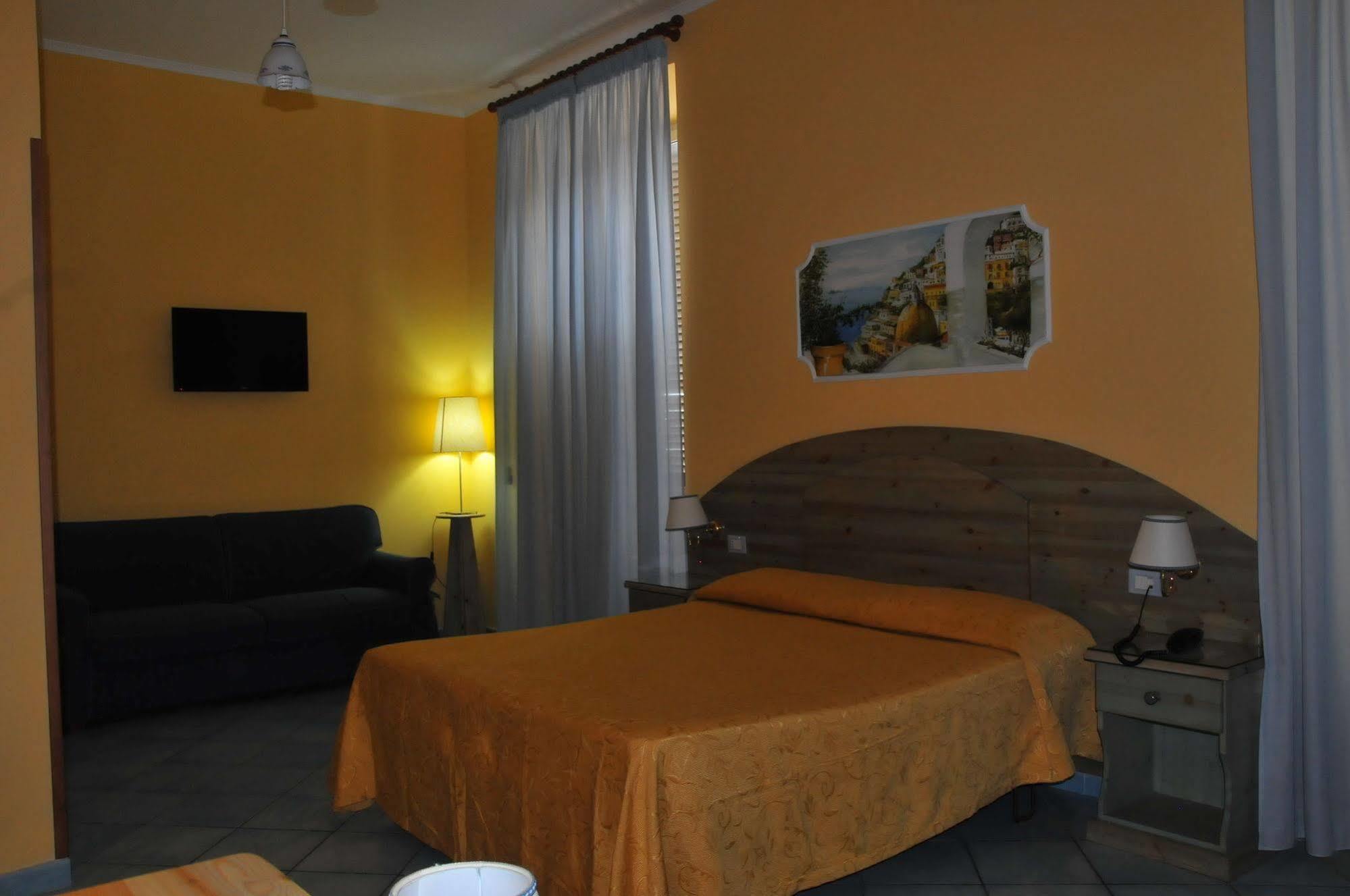 Hotel Potenza Наполи Екстериор снимка